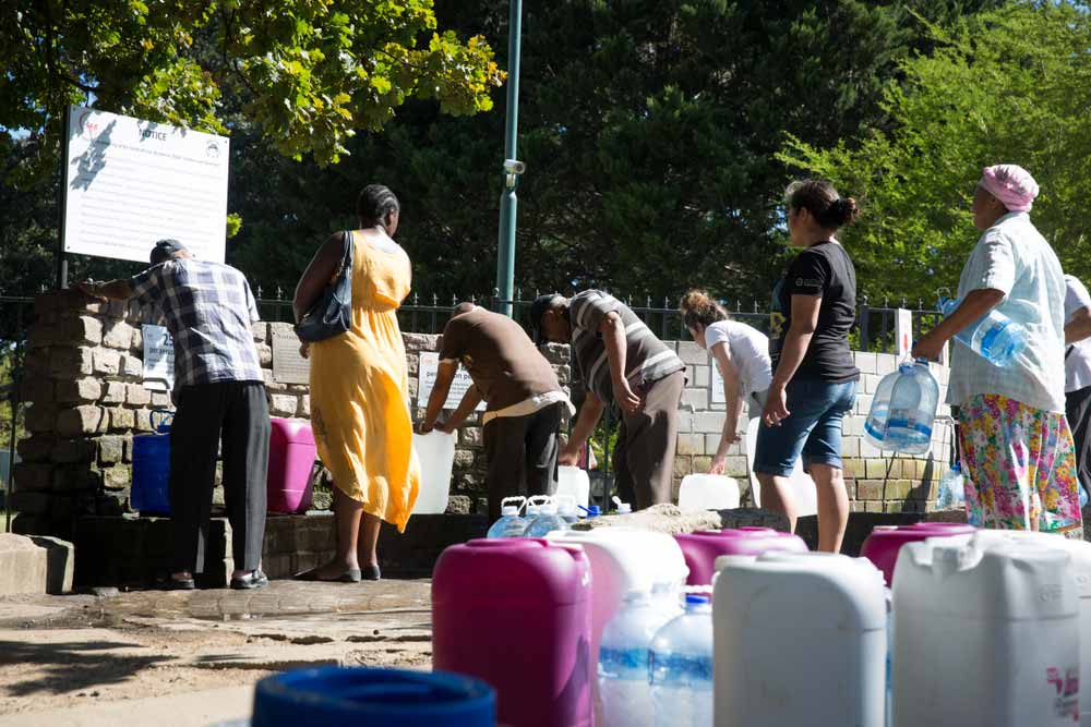 Queue for water in Cape Town
