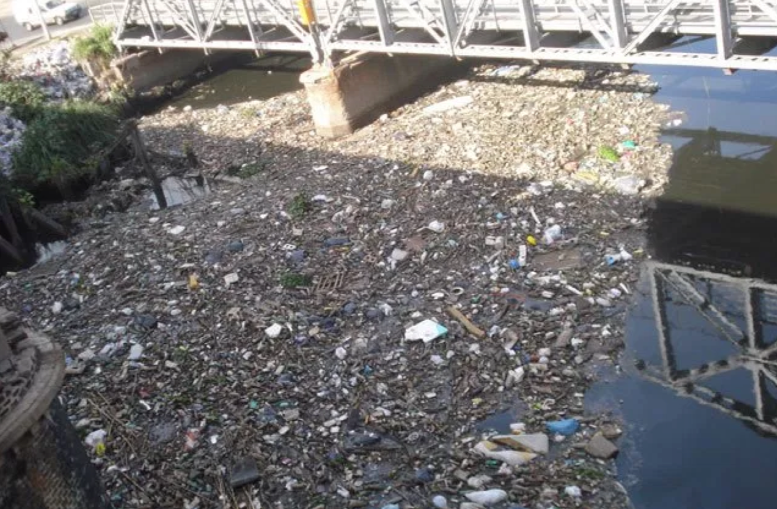 znecistena-rieka-matanza-rieka-plna-odpadkov