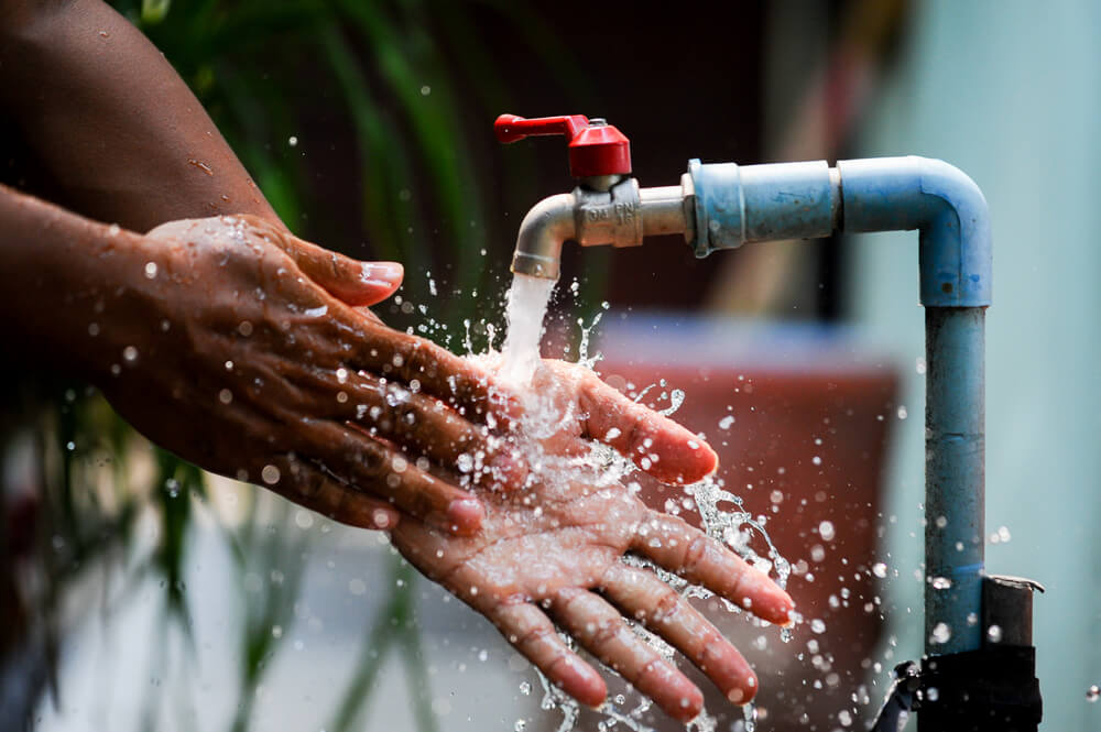 Мытье без воды купить. Мытье водой металла. Вода дефицит шланг. Clean Water photo. Water tap UHD.